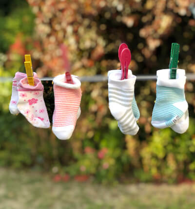Page d'accueil du site Bébou, des chaussettes de bébé sur une corde à linges
